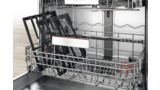 Mașină de spălat vase Bosch deschisă care conține suporturi pentru cratițe care se pot spăla în mașina de spăplat vase de pe o plită pe gaz, pentru a ilustra curățarea ușoară.