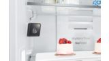 Der Innenraum eines Kühlschranks mit Kamera zeigt die Innovativität.