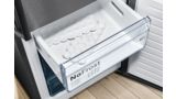 Nahaufnahme einer Bosch-Schublade mit zwei Eiswürfelschalen stellt dar, was NoFrost bedeutet.