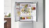 Широкоотворен хладилник Bosch с френска врата, пълен с вкусна храна и напитки.