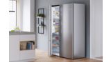 Moderne Küche mit familienfreundlichem Side-by-Side-Kühlschrank von Bosch. Hinter der Tür verbergen sich frische Lebensmittel.