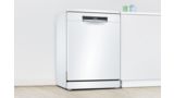Szabadon álló, fehér Bosch mosogatógép egy fehér konyhában.