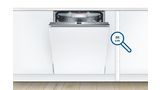 Lave-vaisselle Bosch grande hauteur de 60 cm de large pour les plans de travail surélevés intégré à une cuisine blanche moderne 