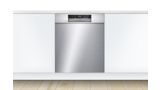 Podugradna mašina za pranje sudova sa završnim izgledom u stilu nerđajućeg čelika u modernoj beloj kuhinji.