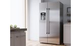 Modern konyha ezüst side-by-side Bosch hűtőszekrénnyel, amely az egész család számára elegendő.