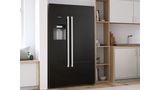 Schwarzer, freistehender Side-by-Side-Kühlschrank in einer hellen, modernen Küche.