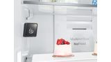 Az innovativitását bemutató belső kamerával rendelkező hűtőszekrény.