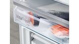 El cajón VitaFresh de Bosch a cero grados con salmón fresco en su interior.