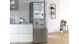 Boschin hopeinen vapaasti sijoitettava jääkaappipakastin valkoisessa keittiössä.