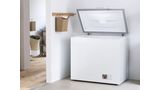 Congelatore a pozzo bianco da libero posizionamento Bosch in una stanza bianca moderna.