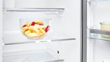 Lielā Bosch ledusskapja iekšpusē esošā izvelkamā un izturīgā, viegli pieejamā plaukta tuvplāns.