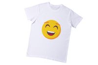 T-shirt branca e sem vincos com um sorriso amarelo.
