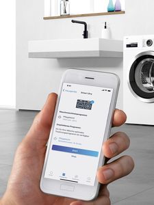 Mașină de spălat și uscător Bosch asociate cu aplicația Home Connect.