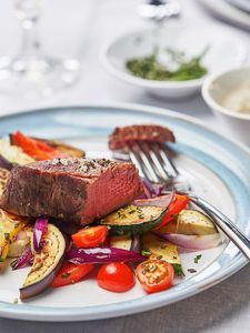 Delicious and low-carb: beef fillet with Mediterranean vegetables.