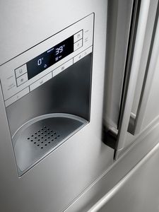 Temperaturregulering på et kjøleskap i rustfritt stål.