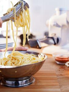 Een complete kom vers gemaakte pasta.