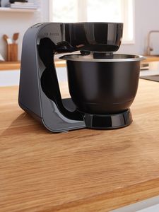 Schwarze Küchenmaschine von Bosch in moderner Optik.