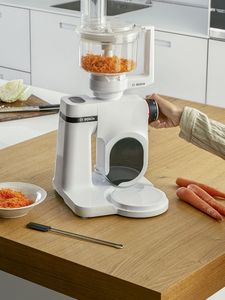 Gezeigt wird der Mixaufsatz für Bosch Küchenmaschinen zum Reiben und Zerkleinern von Lebensmitteln.