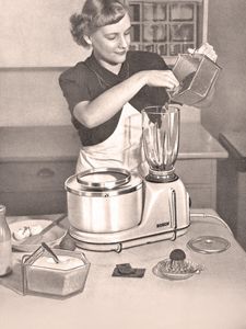 Een retro foto van een vrouw die een Bosch keukenapparaat gebruikt.