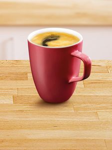 Eine rote, mit Americano-Kaffee gefüllte Tasse.