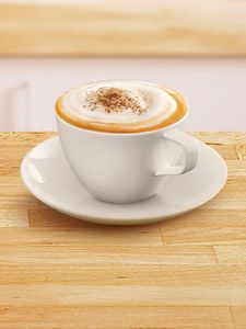 Šálek kávy naplněný cappuccinem.
