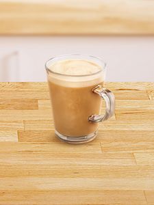 Γυάλινο φλιτζάνι γεμάτο με café au lait.