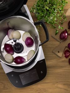 Cookit de Bosch coupe des oignons rouges avec le couteau universel.