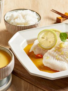 Poisson basa cuit à la vapeur sur une soupe de tofu au varech citronné et un bol de riz. 