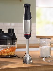 Un mixeur plongeant ErgoMaster Série 6 est posé sur un comptoir de cuisine.