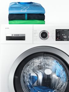 Hoogkwalitatieve Bosch-wasmachine en droogkast in een moderne badkamer.