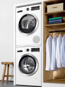 Asciugatrice e lavatrice Bosch impilate con un comodo ripiano estraibile per il bucato.