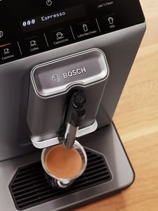 Draufsicht eines Kaffeevollautomaten mit Easy Select Display und einer Tasse Kaffee unter dem Milchschäumer.
