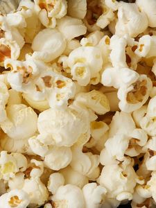 Popcorn och film.