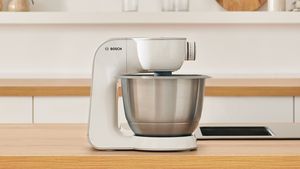 A front shot of a white Series 4 MUM5 stand mixer.