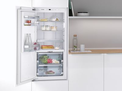 Et innebygd kjøleskap med VitaFresh på et lite moderne kjøkken.