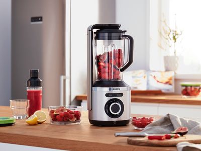 Liquidificador a vácuo VitaPower Series 8 da Bosch numa prateleira de cozinha com frutas e garrafa ToGo.
