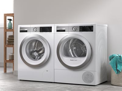 Samostoječi pralni in sušilni stroj Bosch v moderni beli pralnici.
