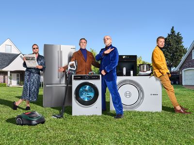 Die Fanta4 stehen mit diversen Bosch Geräten, wie einem Kühlschrank, Waschmaschine und Wärmepumpe auf einem Rasen vor einem Haus.