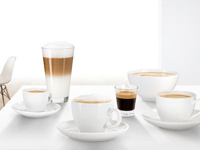 7 cești cu diferite feluri de cafea, de la espresso la caffe latte.