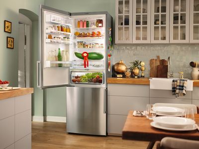 Un réfrigérateur XL ouvert avec une courgette XL en exposition.