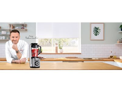 Blender próżniowy VitaPower Serie 8 marki Bosch stojący na półce kuchennej z owocami i pojemnikiem na wynos w tle.
