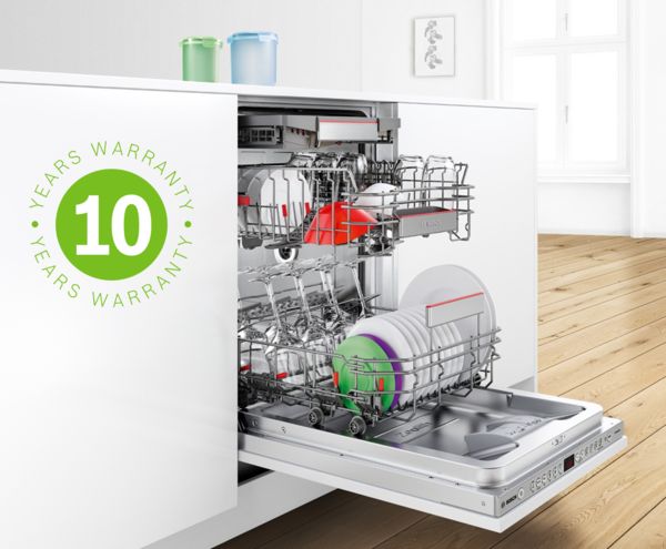 Otvorená vstavaná umývačka riadu Bosch v bielej kuchyni. Ikona 10-ročnej záruky vľavo symbolizuje rozšírenú záruku.