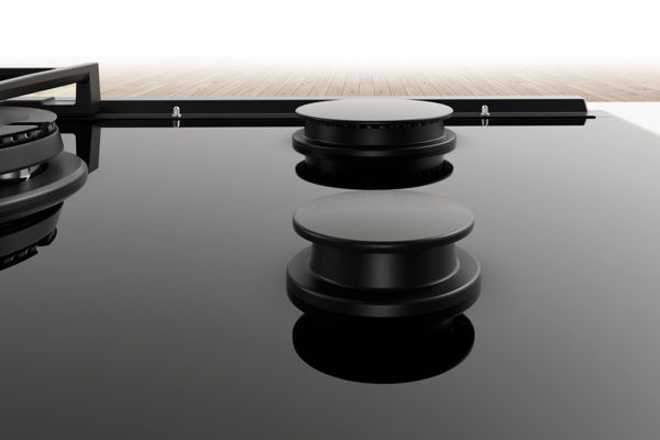 Uma superfície de vidro semelhante a um espelho exemplifica a facilidade de limpeza das placas de vidro temperado da Bosch.