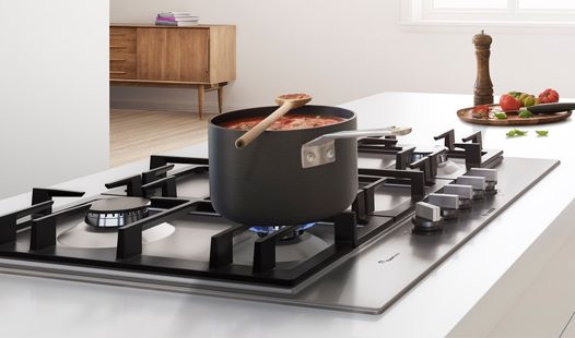Bosch 氣體爐 ，上面放著一鍋燉菜，位於時尚現代的廚房中，是眾多可供選擇的氣體爐之一。