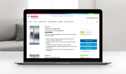 Laptop auf einem Tisch zeigt Informationen zu Bosch Kühlschränken.