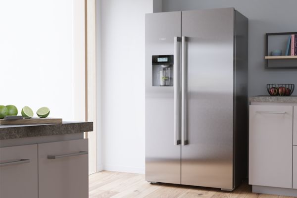 Современная кухня с холодильником Bosch side-by-side, подходит для семьи.