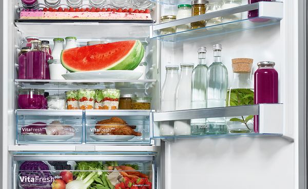 Подробный обзор большого холодильника с морозильной камерой Bosch, наполненного продуктами питания, деко, арбузом, фруктами и овощами.