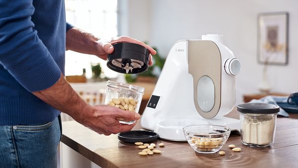 Eine Person stellt Low-Carb-Mehl aus Mandeln mit der Bosch Küchenmaschine Serie 4 her.