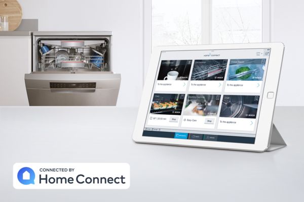 Tablet auf einer Arbeitsplatte zeigt die Home Connect App und den Status aller vernetzten Geräte.