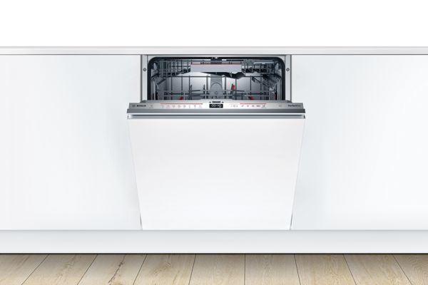 Vollintegrierter Geschirrspüler von Bosch in einer modernen weißen Küche mit angelehnter Tür.
